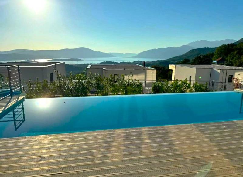 Komforna vila sa infiniti bazeinom i prelijepim i direktnim pogledom na more u naselju Kavač, Kotor